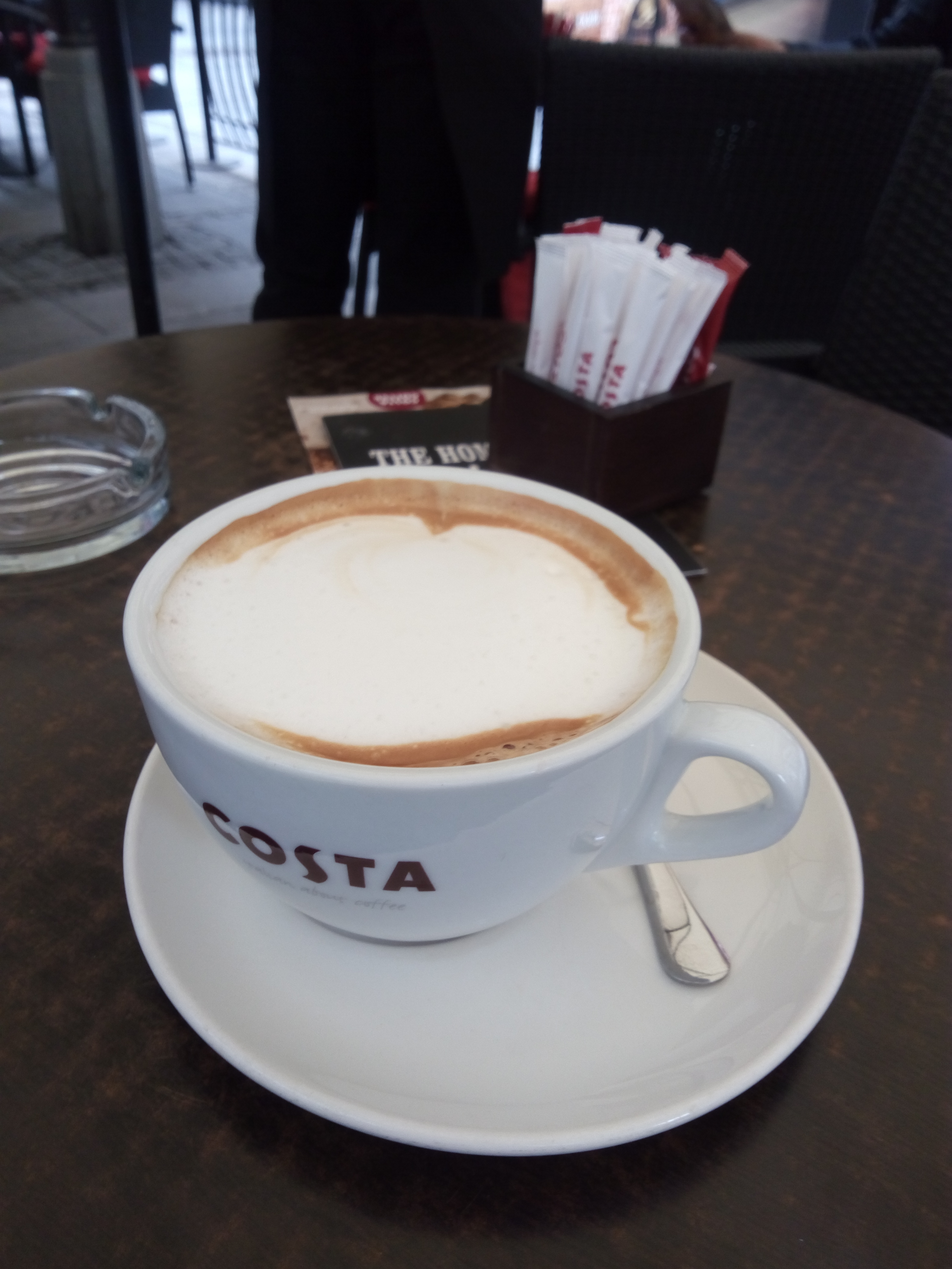 テラス席でいただいたカプチーノ。旅先のカフェタイムは格別だ