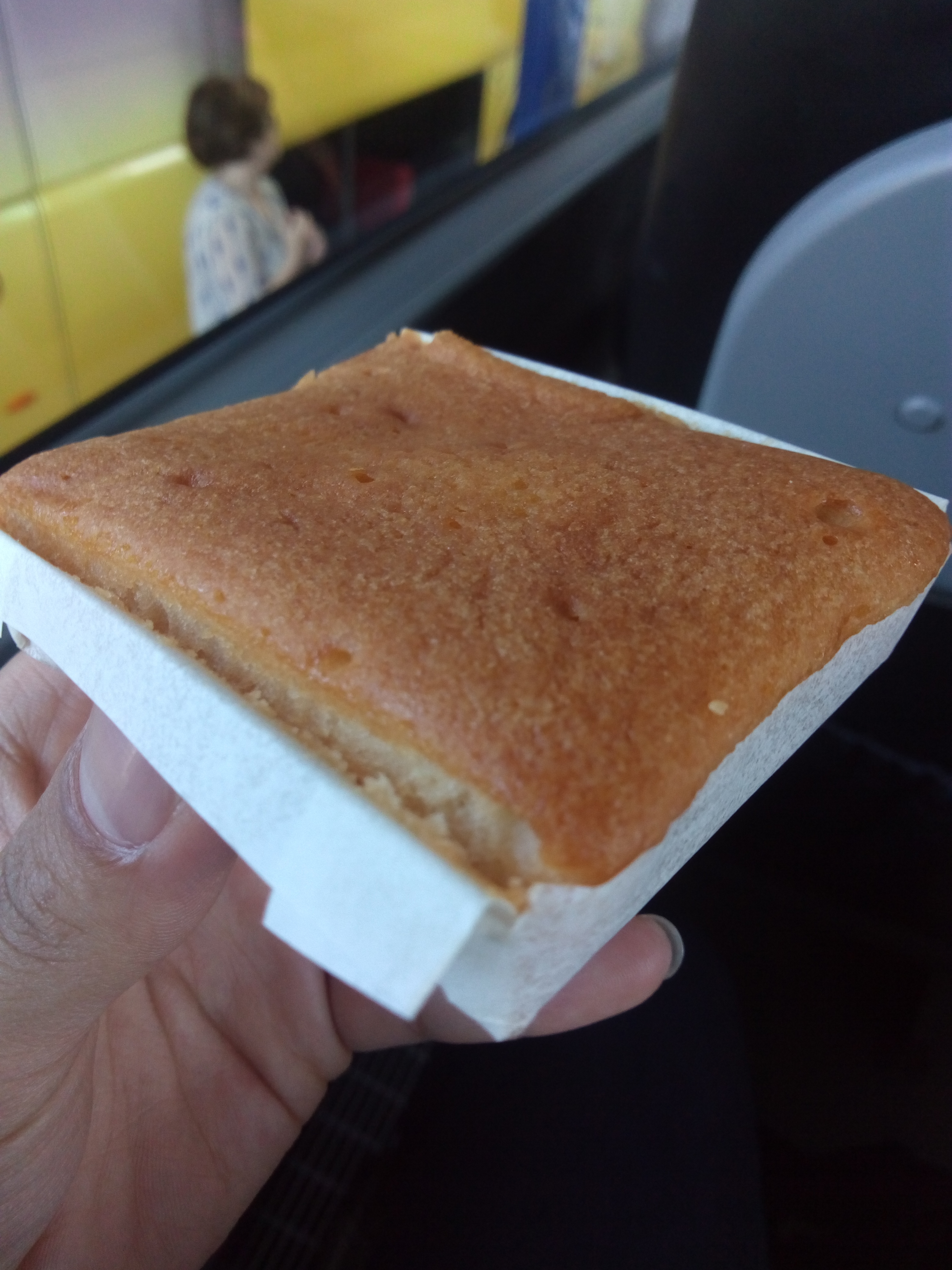 バスで配られた軽食のケーキ