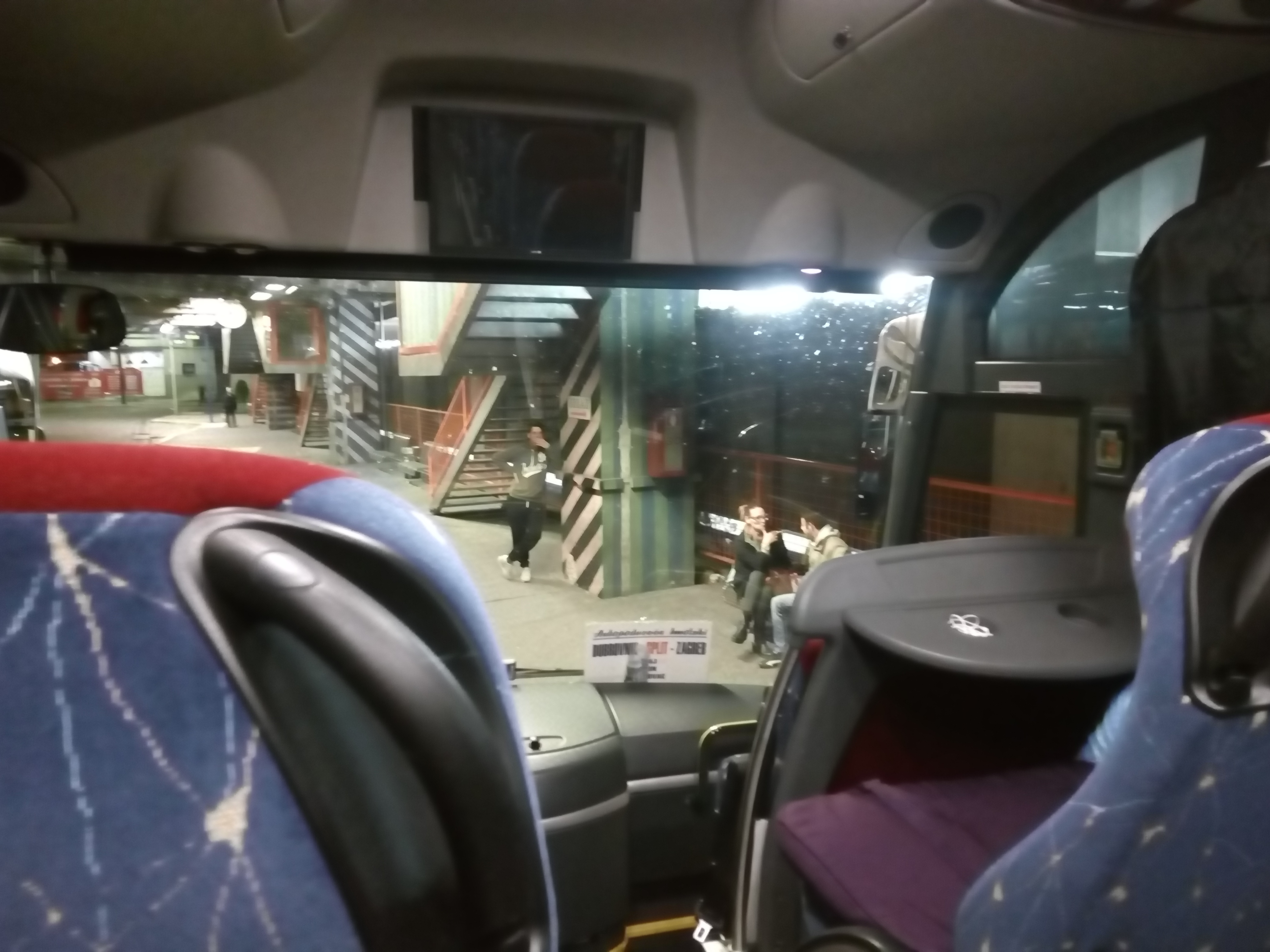 夜行バスの車内から見たターミナル。行き先は「DUBROVNIK」