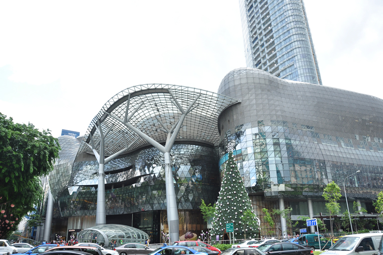 オーチャードロードのショッピングモール（ION Orchard）
