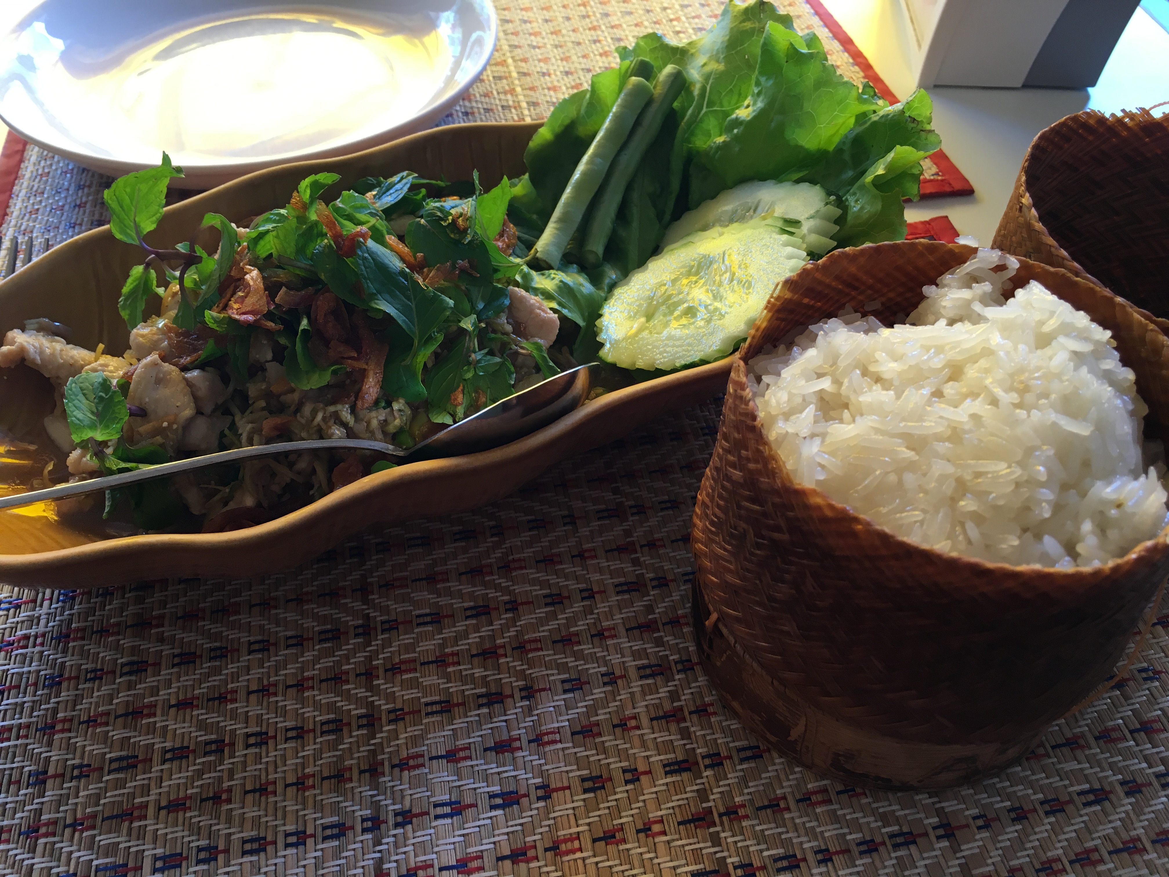 ラオス料理の定番ラープと、カオニャオ(もち米)