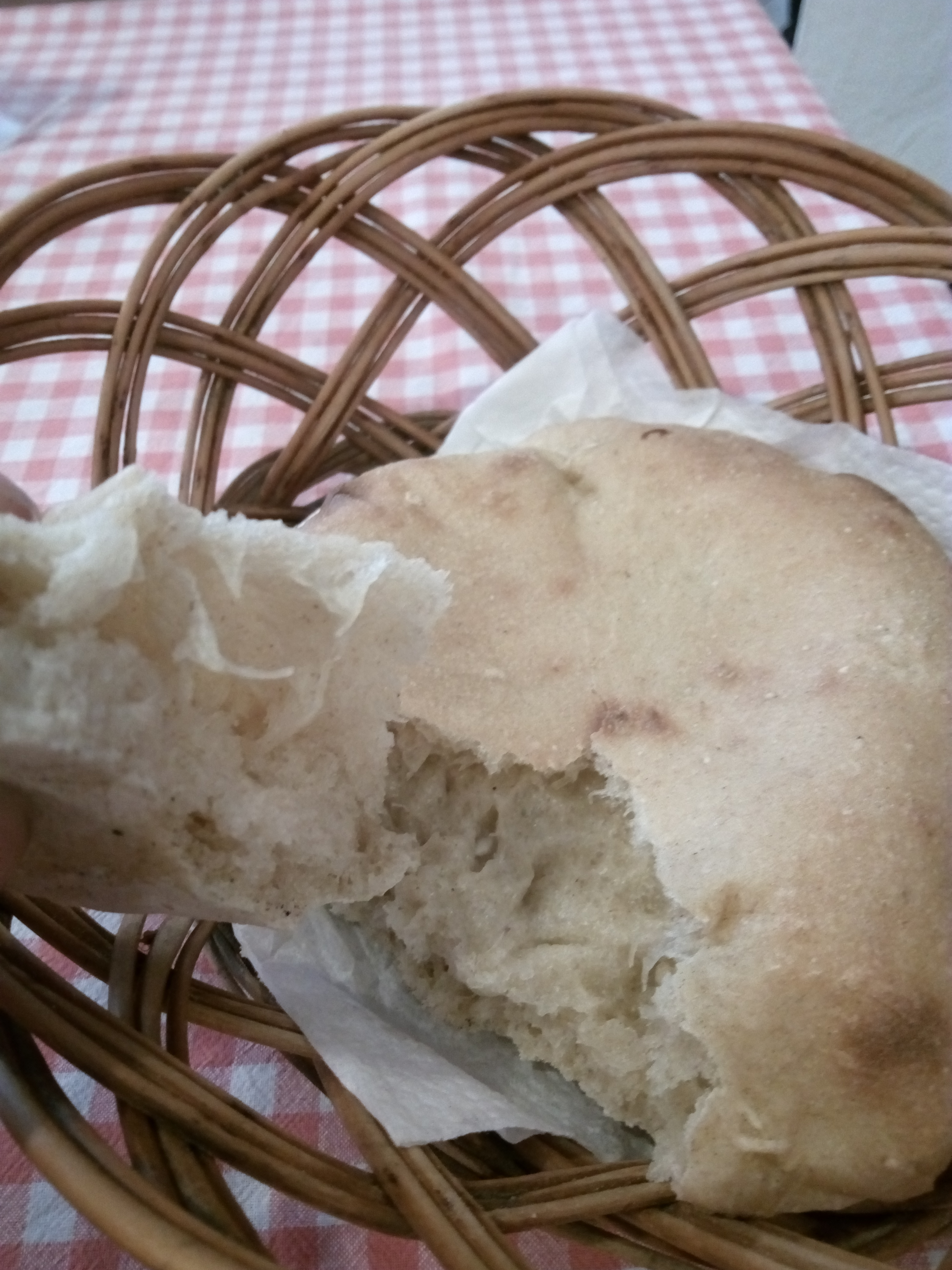 バスケットに入った焼きたてのパン。もちもちの食感がたまらない